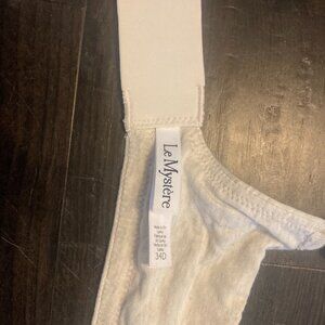 2 unworn le mystere bras, 34 D